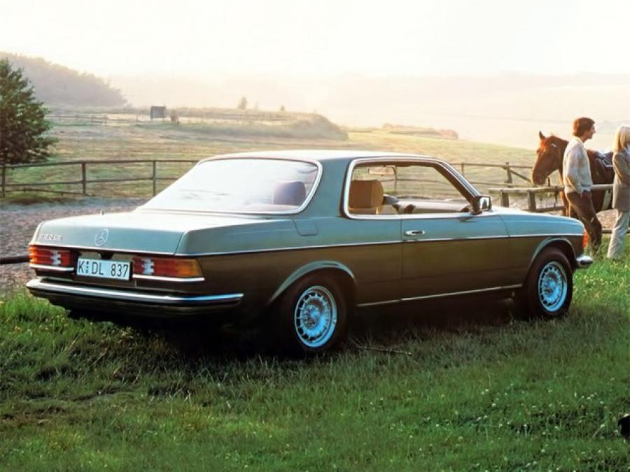  Mercedes-Benz 280 CE 1977 года  (фото 3 из 4)